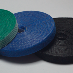 värikäs tarranauha kaapeleiden organisointia varten